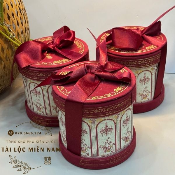 Lon trà tròn nơ đỏ