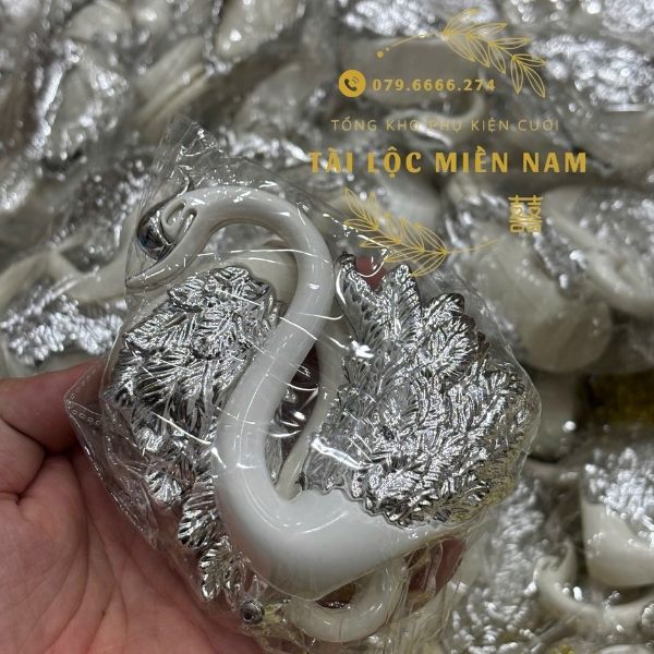 Chim thiên nga nhưa trắng
