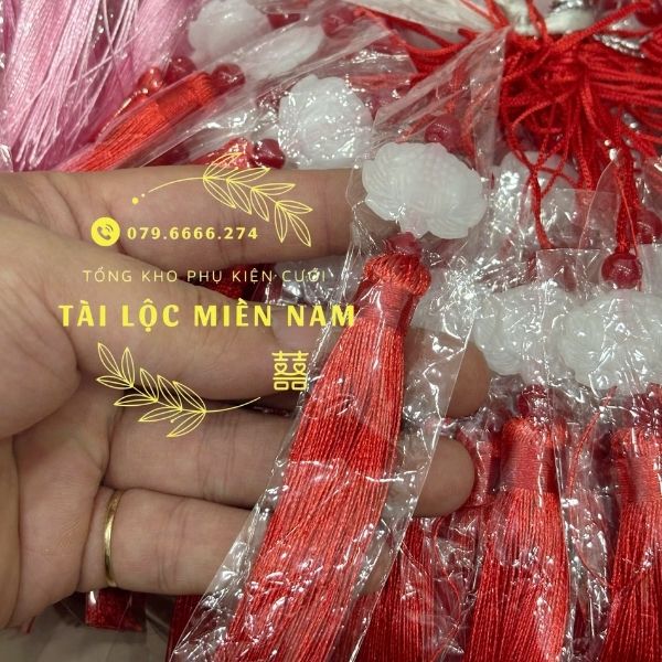 Tua rua hoa sen chùm đỏ