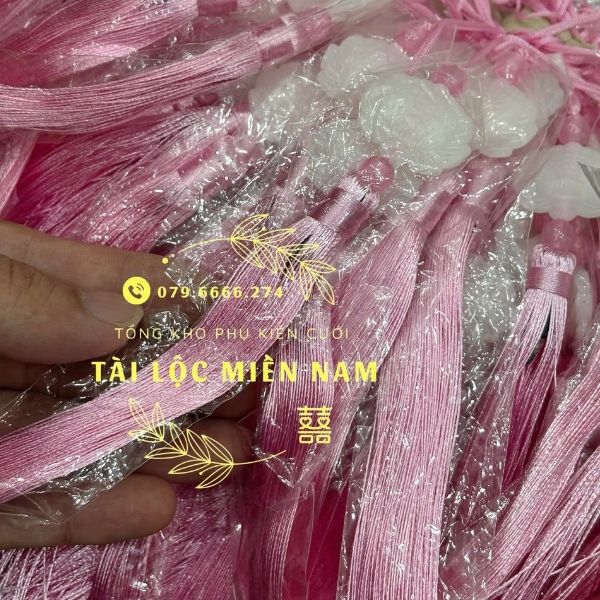 Tua rua hoa sen chùm hồng