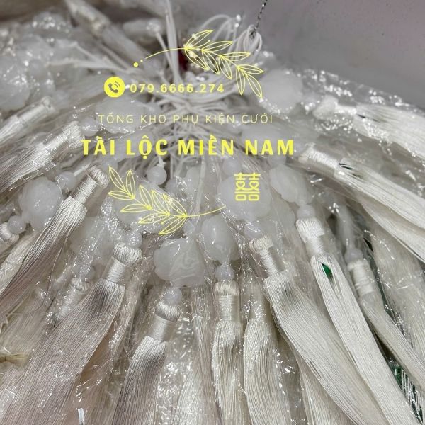 Tua rua hoa sen chùm trắng