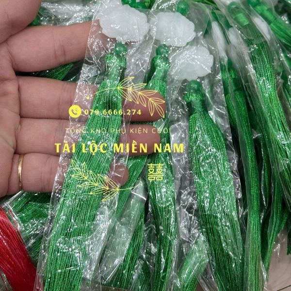 Tua rua hoa sen chùm xanh rêu